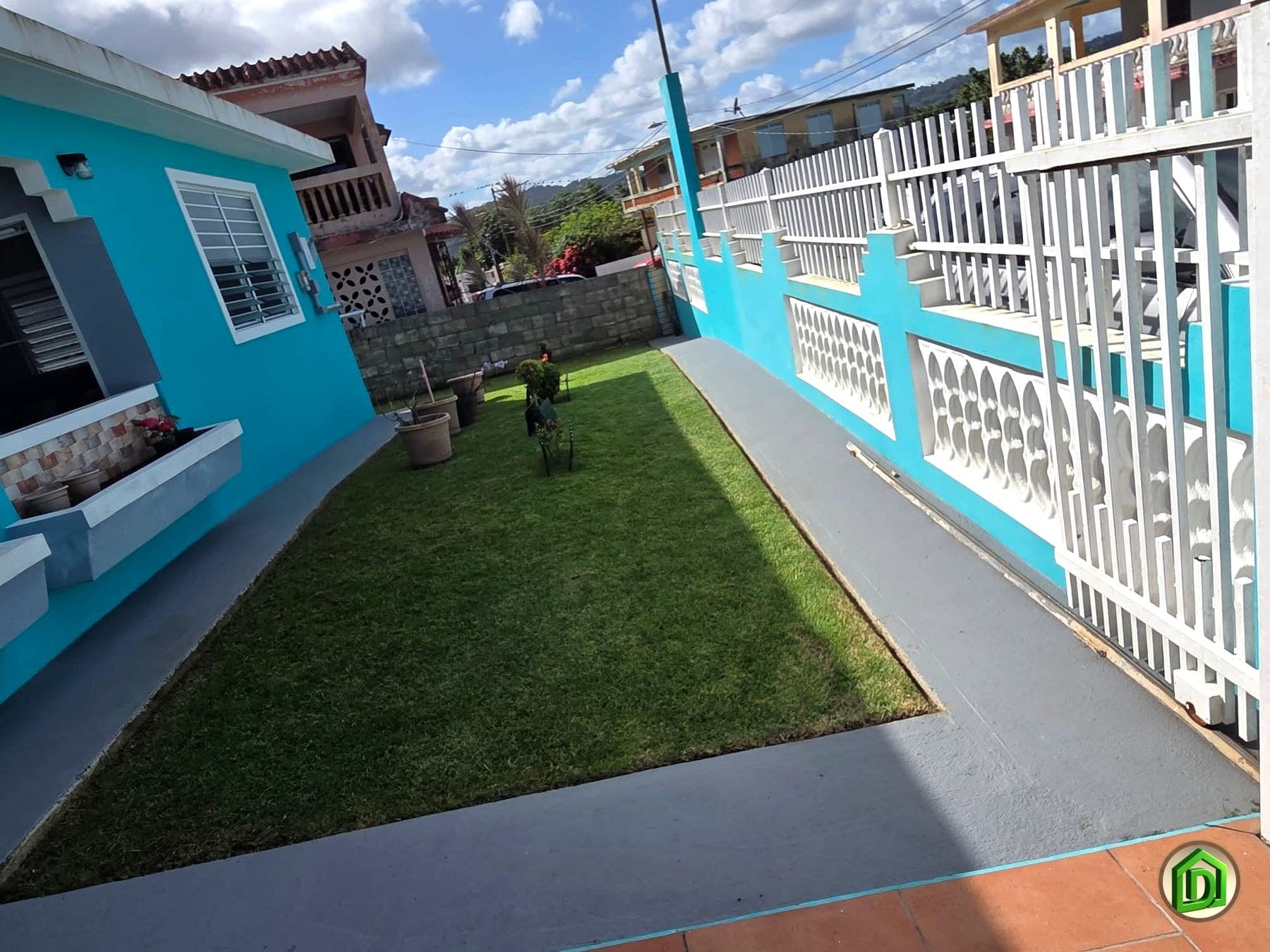 Pasillo residencial limpio